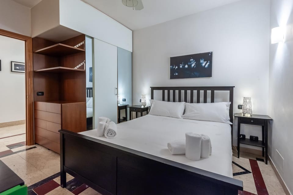 Bed, TV and multimedia, Living room, Photo of the whole room, Seating area, Bedroom, wardrobe