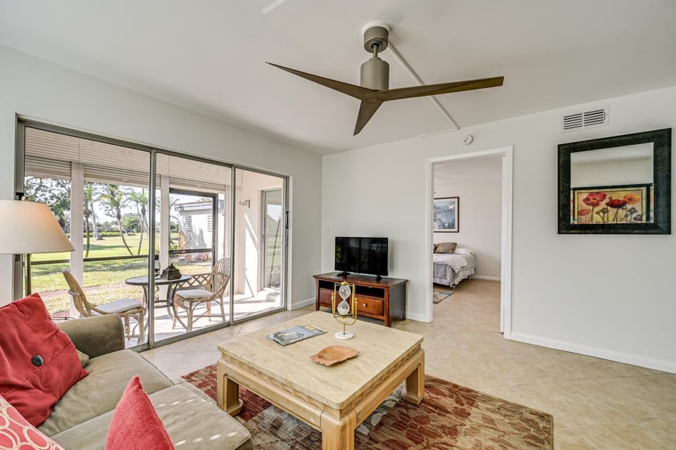Lanai & Golf Course View: Cozy Condo in Naples! House in Collier County