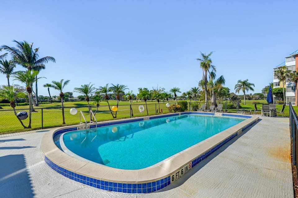 Lanai & Golf Course View: Cozy Condo in Naples! House in Collier County