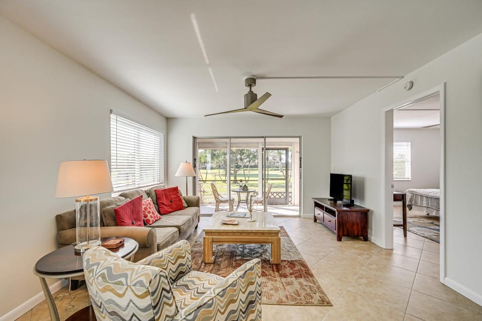 Lanai & Golf Course View: Cozy Condo in Naples! House in Collier County