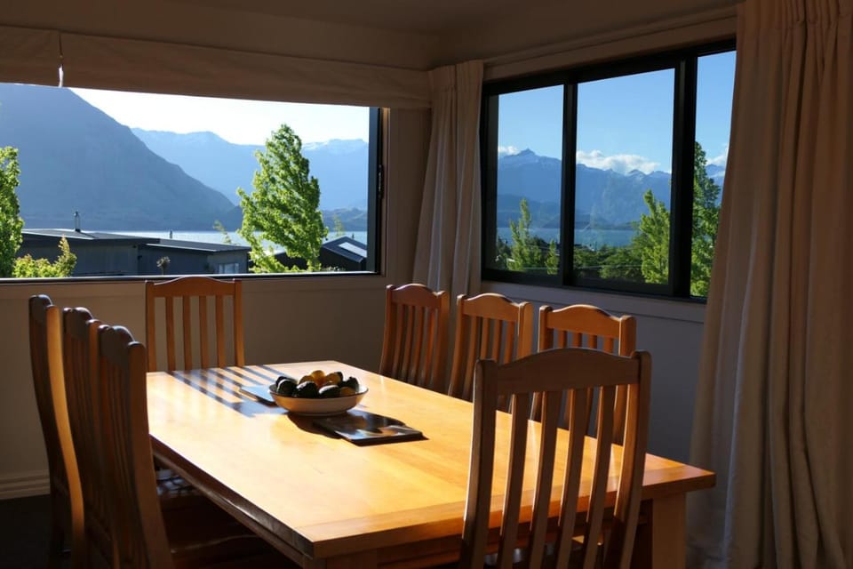 acomo at Clutha - stunning views, pool & gym access House in Wanaka