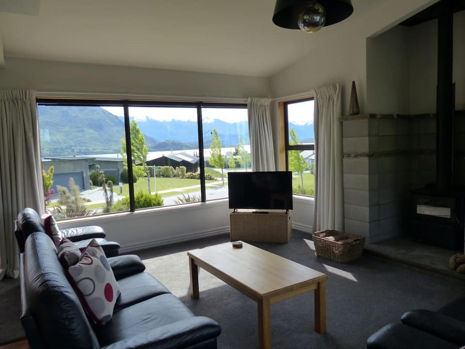 acomo at Clutha - stunning views, pool & gym access House in Wanaka