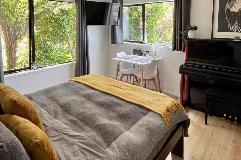 Bed, Seating area, Dining area, Bedroom