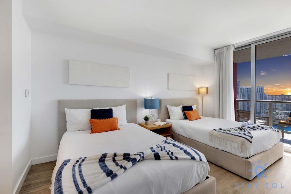 Stylish Apartment 2BD 2BTH Apartment in Hallandale Beach