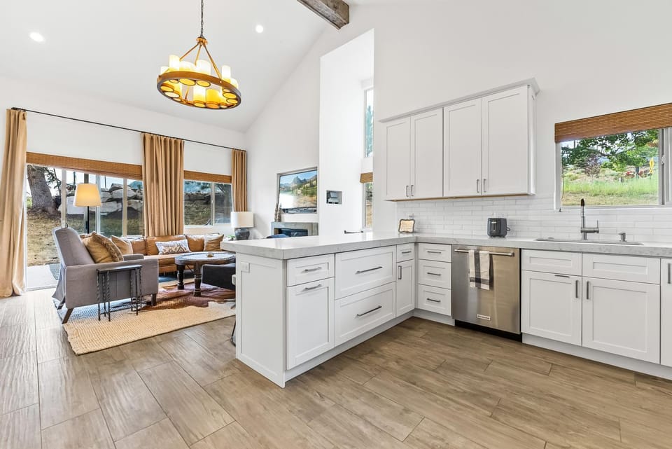 Canyons Village walk to Cabriolet Ski Lift, Gourmet Kitchen, Sleeps 7 House in Wasatch County