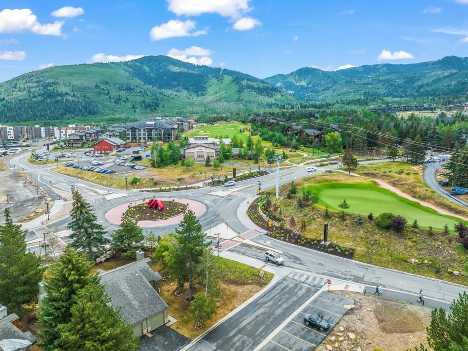 Canyons Village walk to Cabriolet Ski Lift, Gourmet Kitchen, Sleeps 7 House in Wasatch County