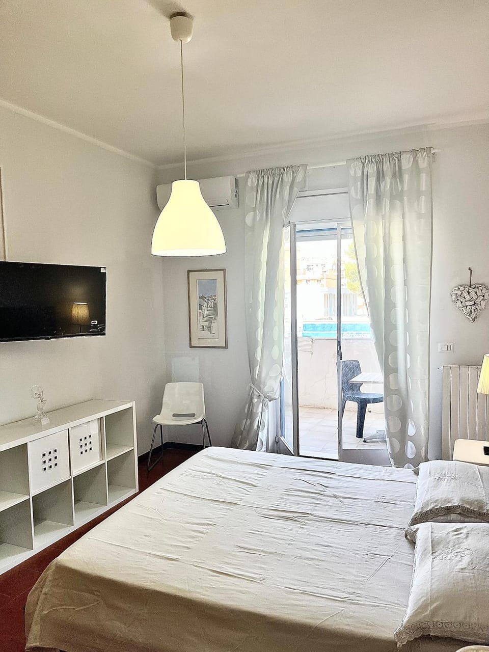 Bed, Bird's eye view, TV and multimedia, Balcony/Terrace, Photo of the whole room, Bedroom, heating, sunbed, wardrobe, air conditioner