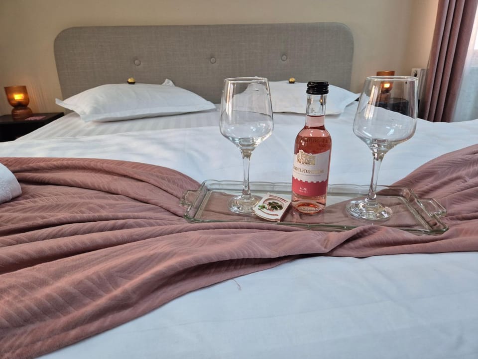 Bed, Seating area