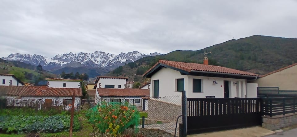 Property building, Patio, Natural landscape, Location