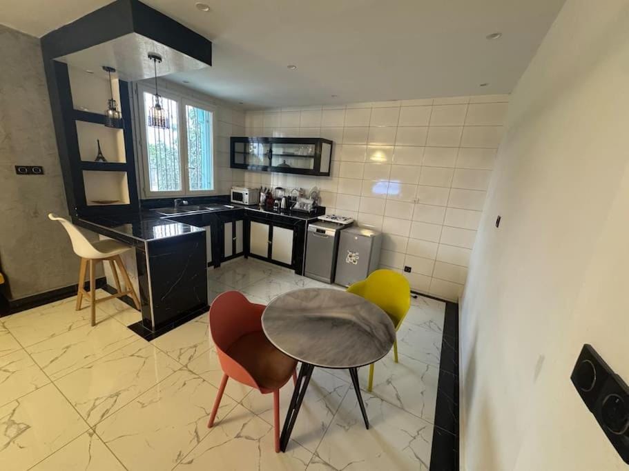 Kitchen or kitchenette, Seating area, Dining area