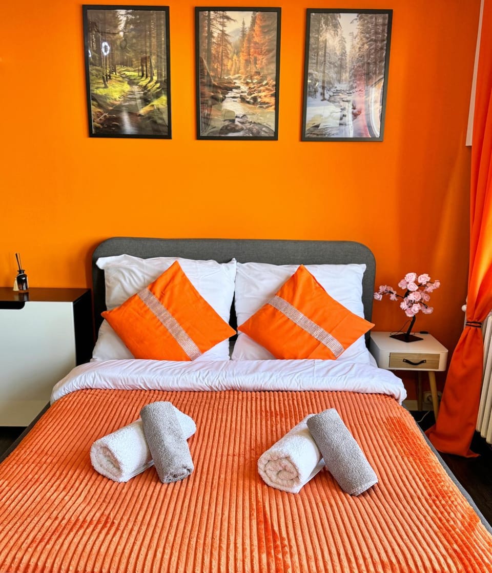 Bed, Photo of the whole room, Bedroom, towels