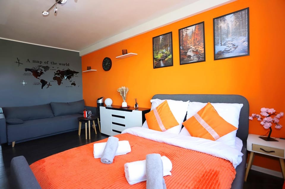 Bed, Living room, Photo of the whole room, Seating area, Dining area, Bedroom