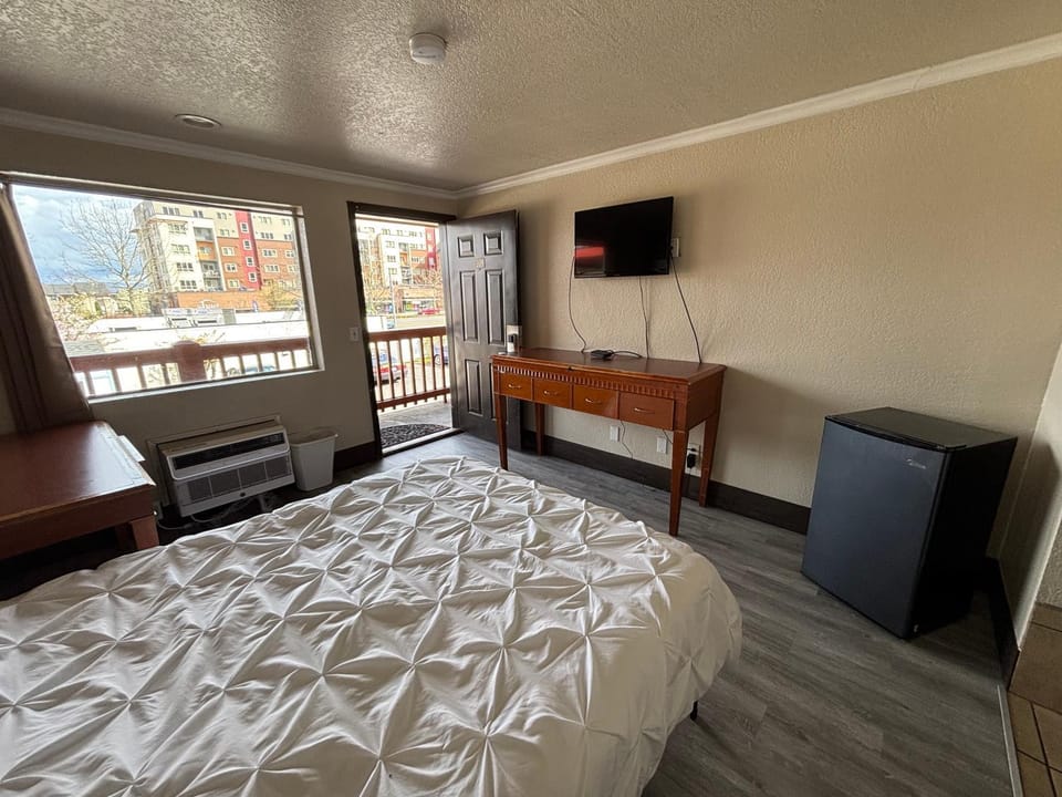 Bed, TV and multimedia