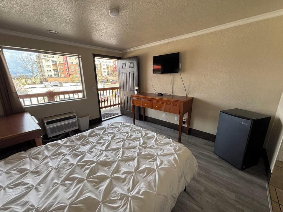 Bed, TV and multimedia, Bedroom, air conditioner