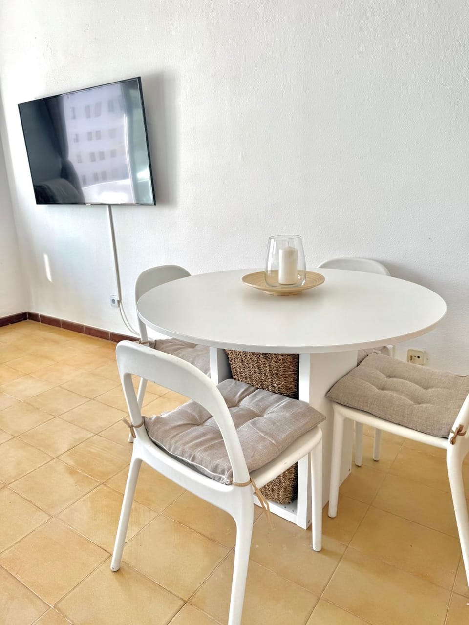 TV and multimedia, Living room, Seating area, Dining area