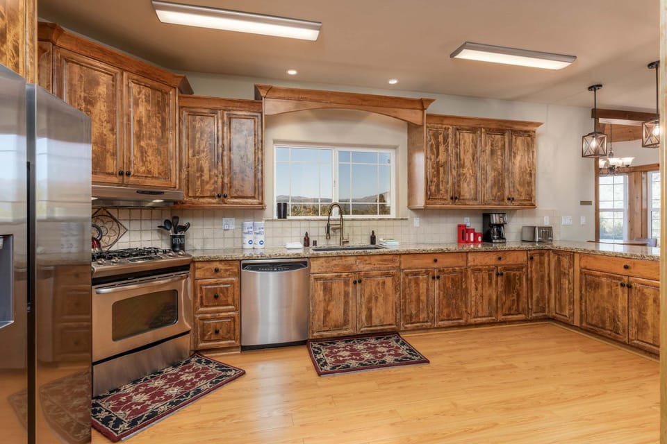 Luxury Lodge-Hot Tub-BBQ-Sleeps 18 House in Oakhurst