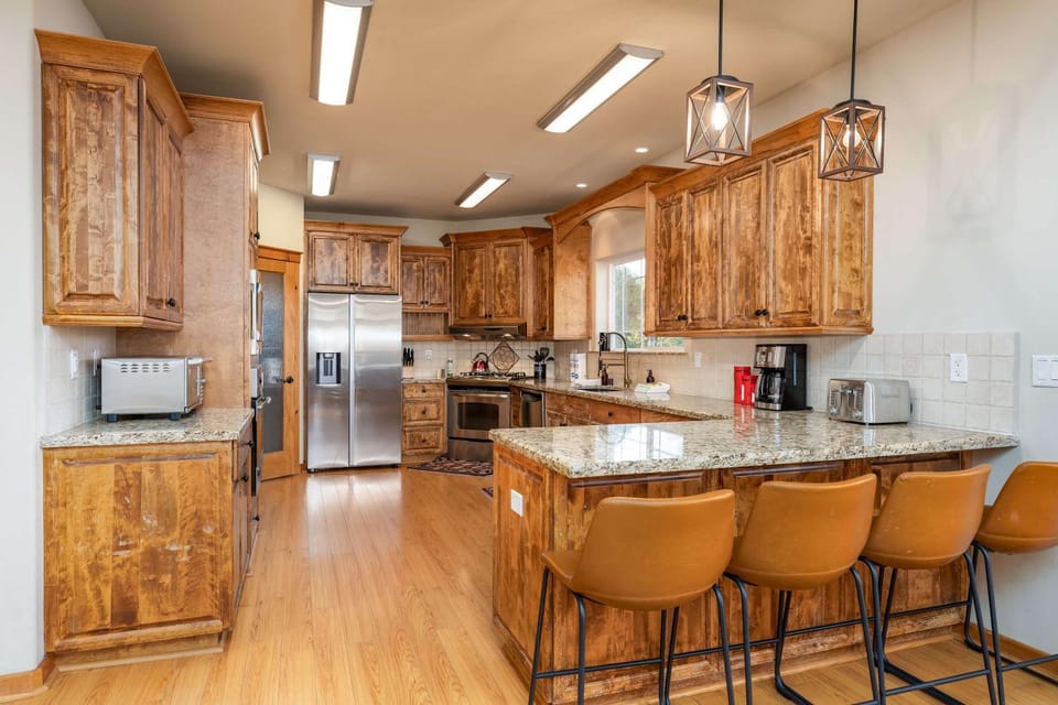 Luxury Lodge-Hot Tub-BBQ-Sleeps 18 House in Oakhurst