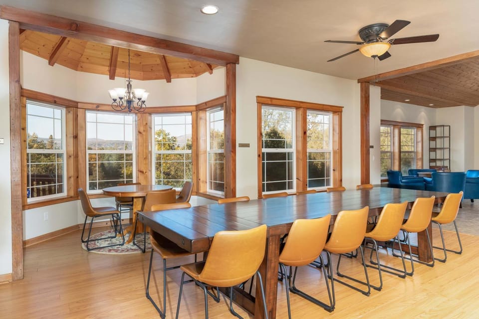 Luxury Lodge-Hot Tub-BBQ-Sleeps 18 House in Oakhurst