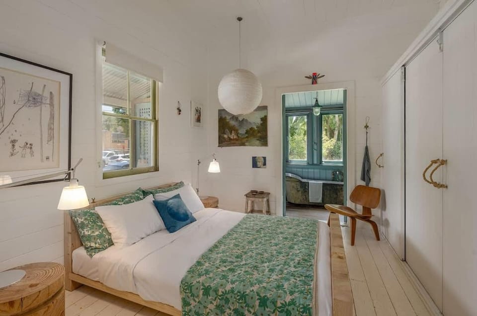 Beautiful Unique Cottage -Pet-Friendly-walk to town House in New South Wales