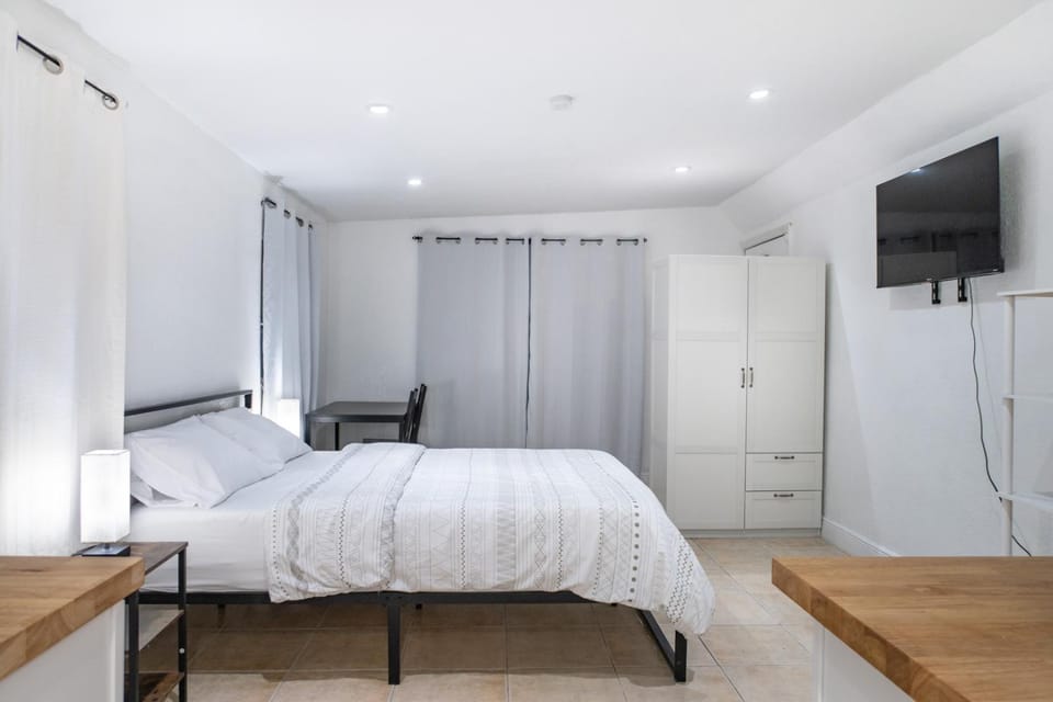 Bed, TV and multimedia, Photo of the whole room, Bedroom, wardrobe, air conditioner