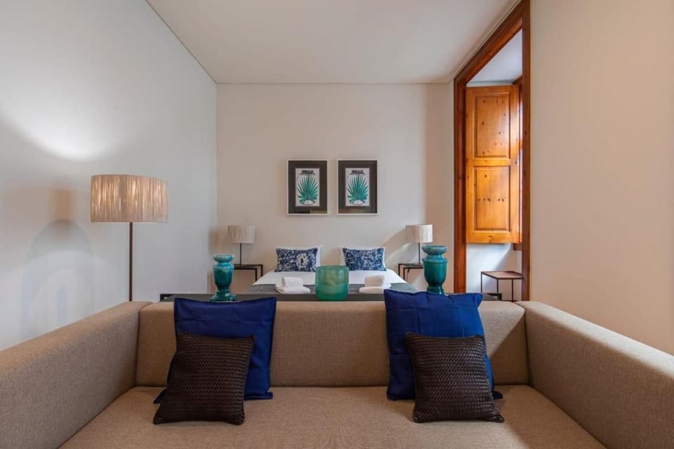 Bed, Living room, Seating area
