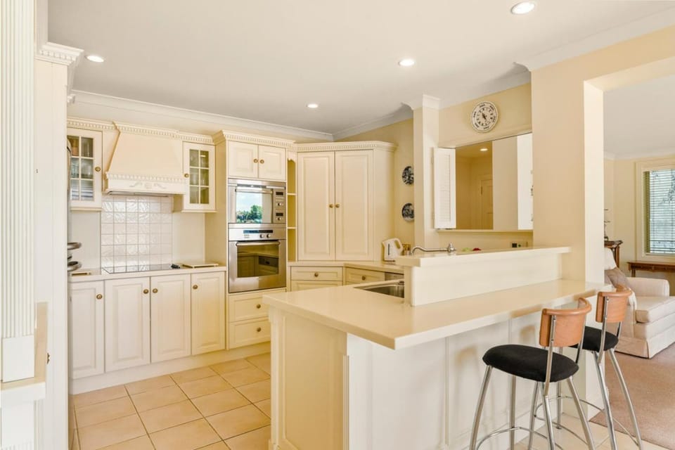 Kitchen or kitchenette, Dining area, dishwasher, stove