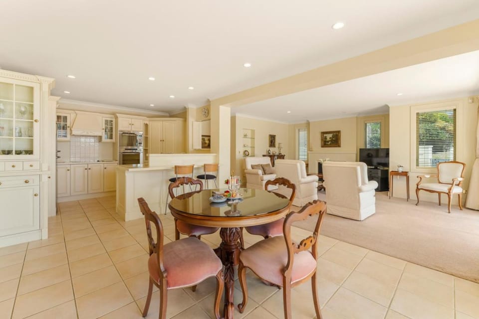 Kitchen or kitchenette, Living room, Seating area, Dining area, dishwasher, oven, stove