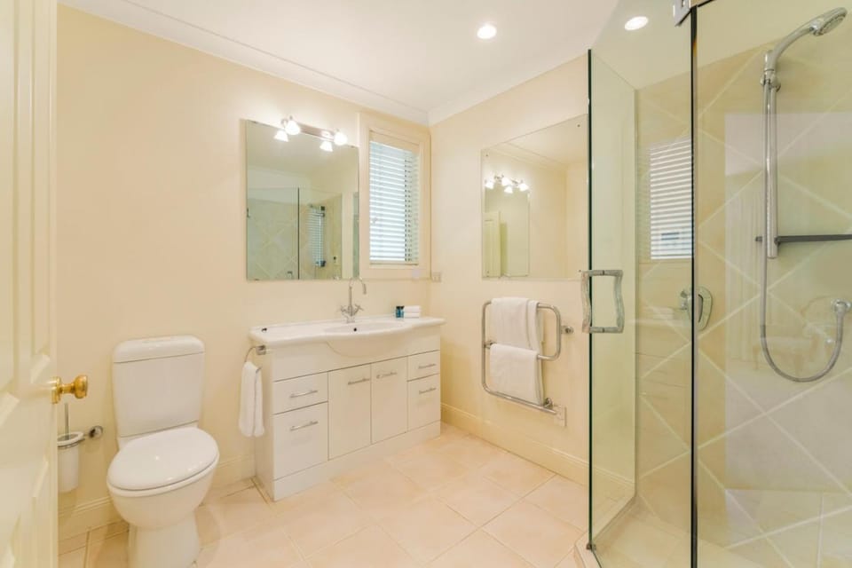 Shower, Toilet, Bathroom, towels