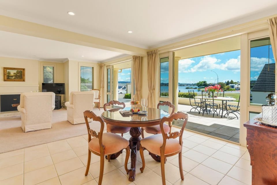 Patio, Natural landscape, View (from property/room), Balcony/Terrace, Living room, Seating area, Dining area, Lake view
