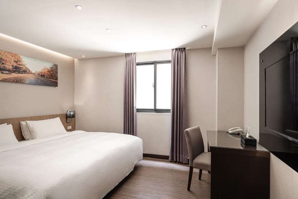 Bed, TV and multimedia, Photo of the whole room, Bedroom