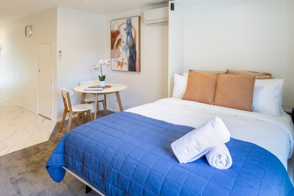 Bed, Decorative detail, Dining area, towels