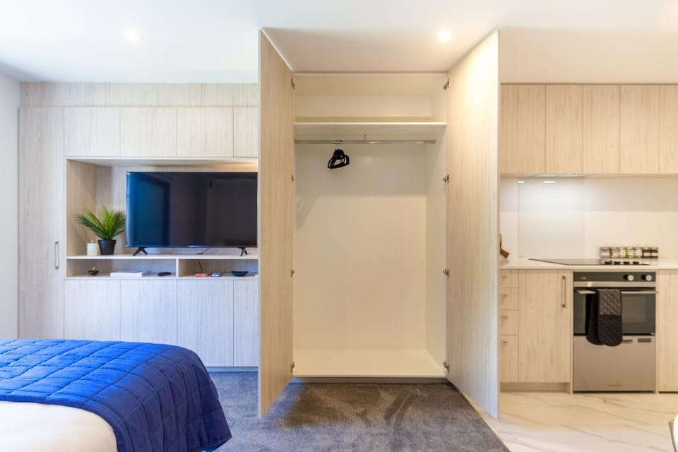 TV and multimedia, Coffee/tea facilities, Kitchen or kitchenette, stove, wardrobe