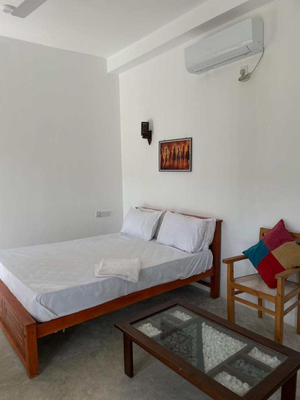 Seating area, Bedroom, towels, air conditioner