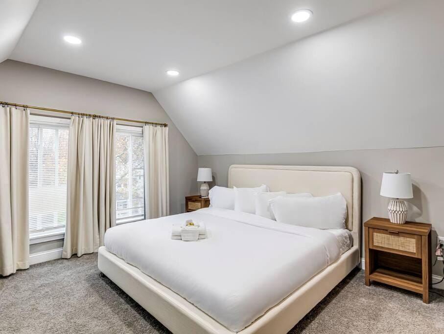 Upscale Home near Downtown Cle, R&R HoF, Beach, Arena House in Cleveland Heights