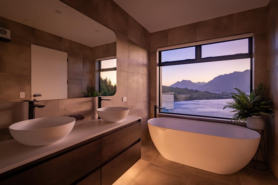 Summit Escape Hot Tub & Panoramic Beauty House in Queenstown