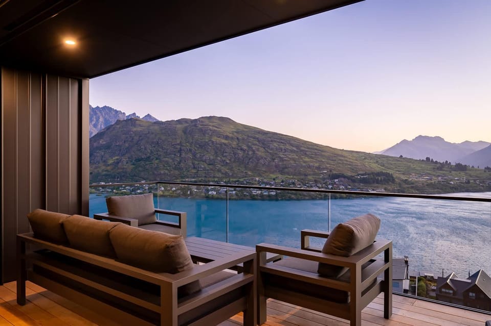 Summit Escape Hot Tub & Panoramic Beauty House in Queenstown