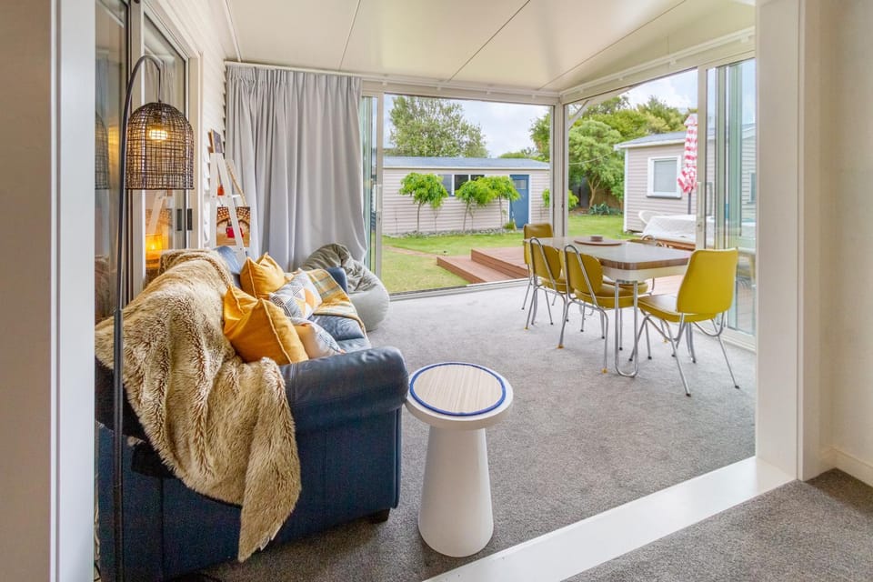 Patio, Day, Garden, Balcony/Terrace, Living room, Decorative detail, Seating area, Dining area, Garden view