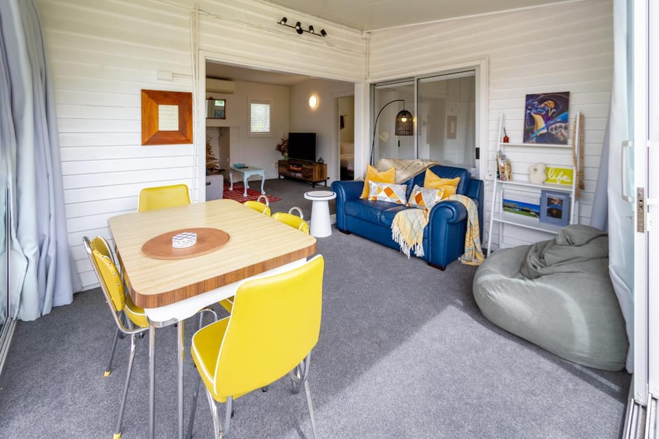 TV and multimedia, Living room, Decorative detail, Seating area, Dining area, Entertainment