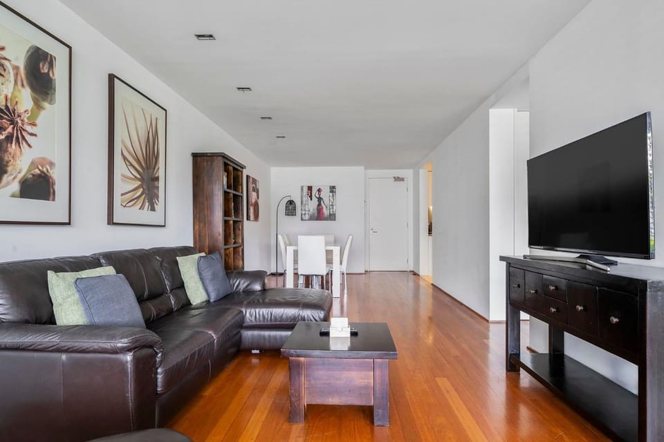 TV and multimedia, Living room, Seating area, Evening entertainment