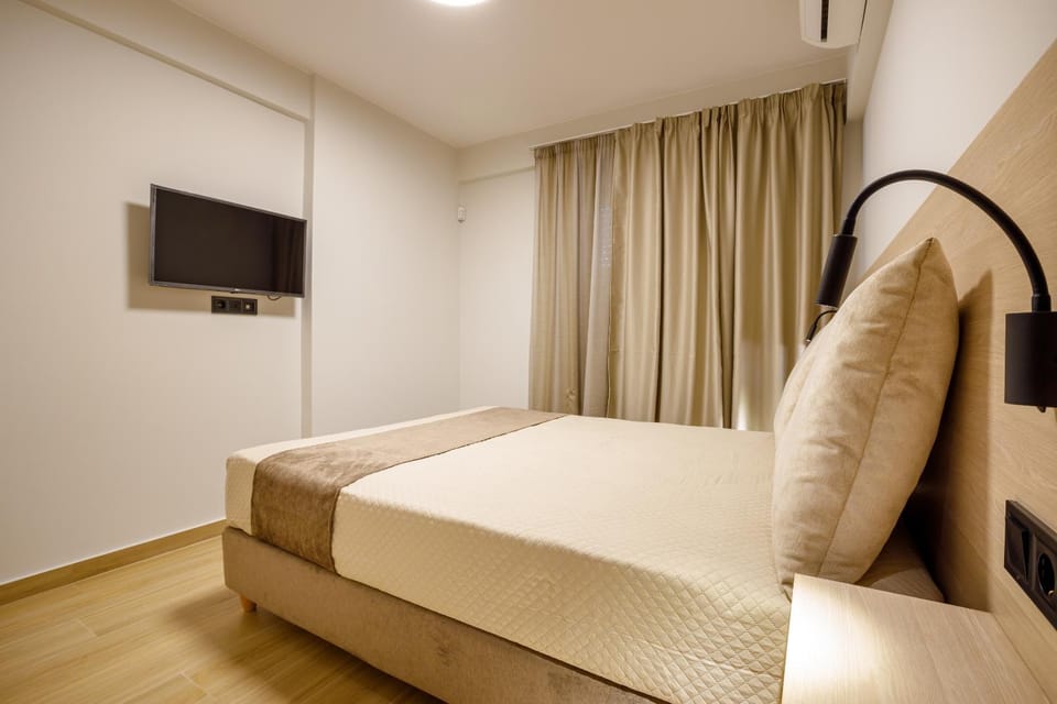 Bed, TV and multimedia, Bedroom