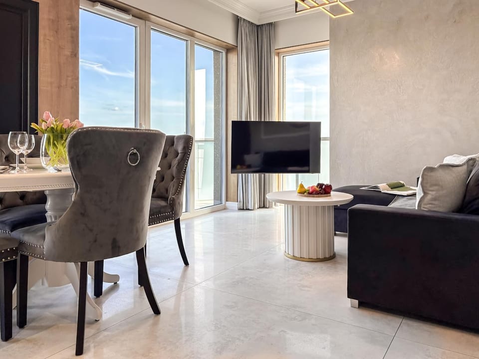 URBAN APARTMENTS Global Skyline - 15th Floor No 23 - Air Condition - Balcony - Free Garage Apartment in Poland