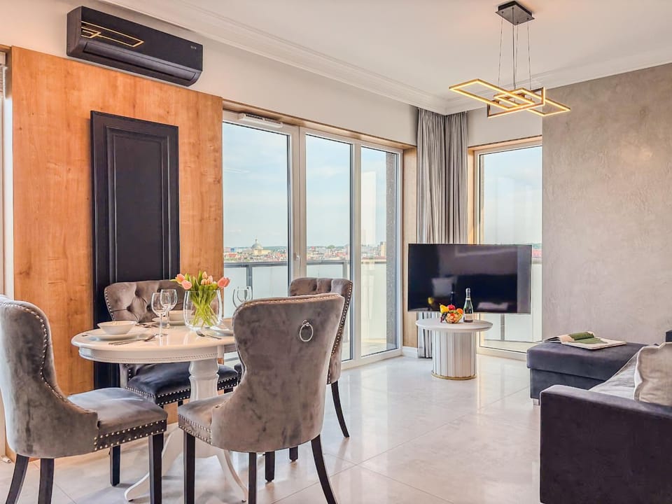 URBAN APARTMENTS Global Skyline - 15th Floor No 23 - Air Condition - Balcony - Free Garage Apartment in Poland