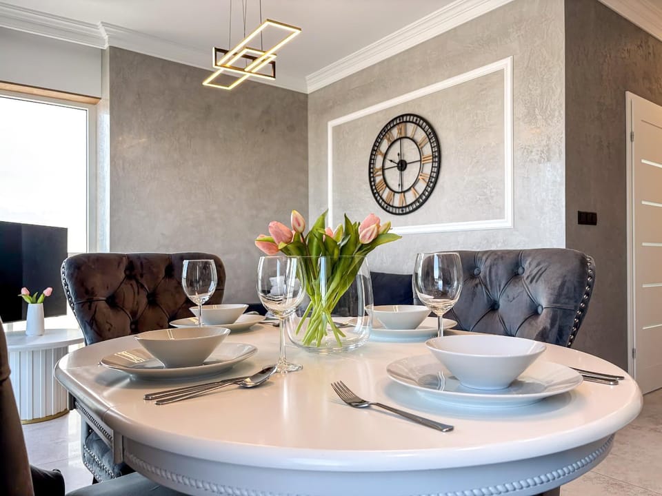 URBAN APARTMENTS Global Skyline - 15th Floor No 23 - Air Condition - Balcony - Free Garage Apartment in Poland