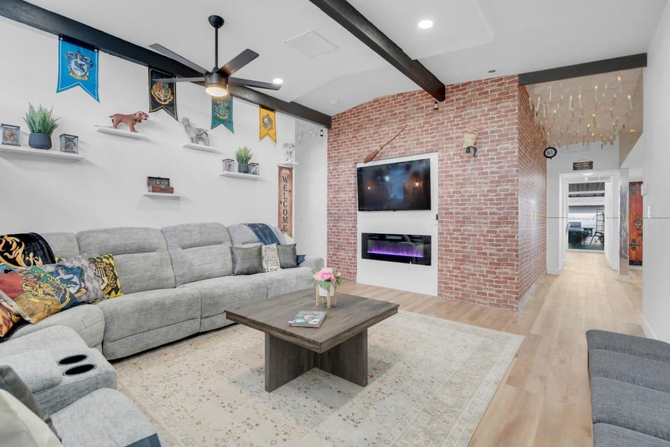 TV and multimedia, Living room, Seating area, fireplace