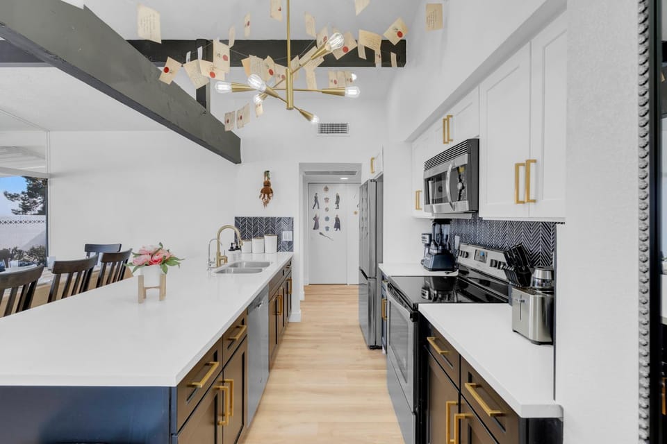 Coffee/tea facilities, Kitchen or kitchenette, microwave, stove