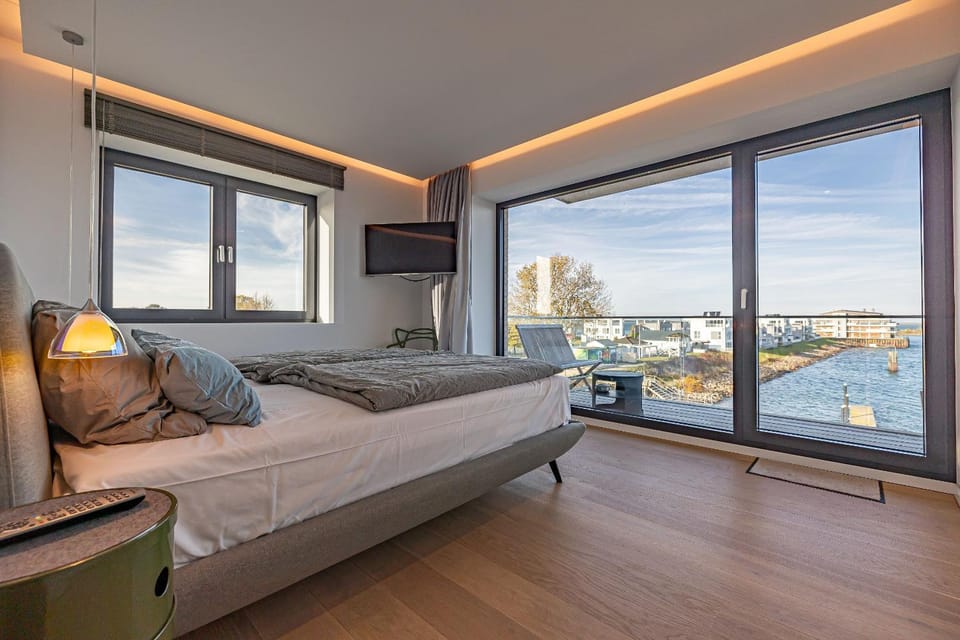 Bed, View (from property/room), Balcony/Terrace, Bedroom, Lake view, Sea view