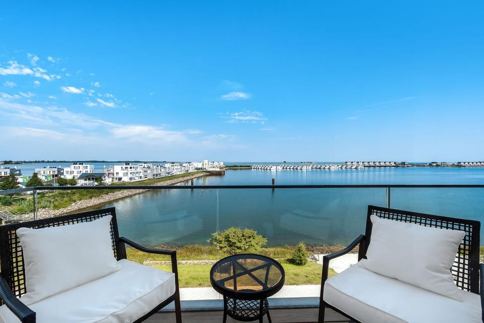View (from property/room), Seating area, Lake view