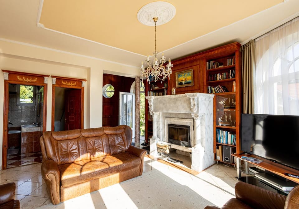Communal lounge/ TV room, Library, TV and multimedia, Living room