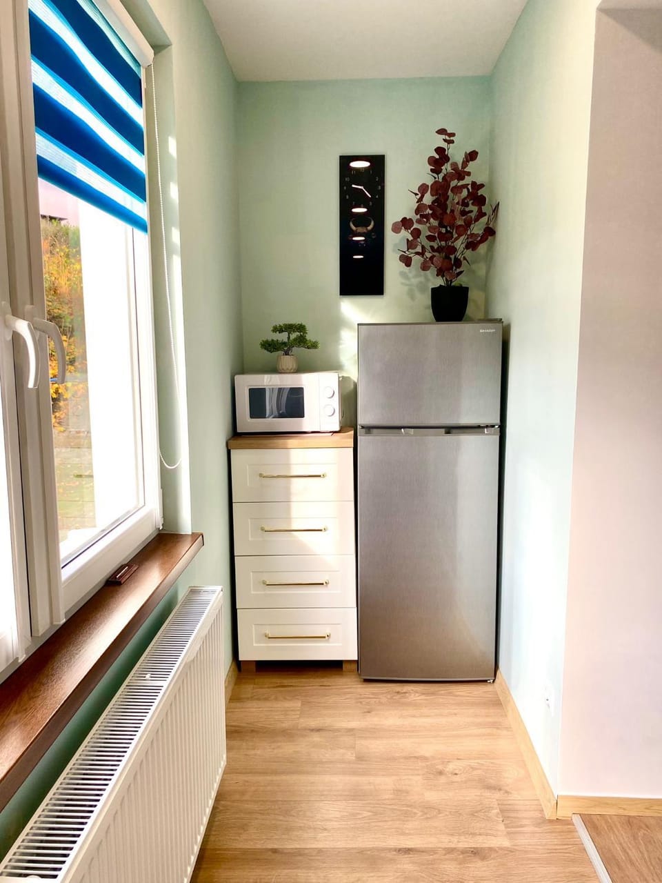Kitchen or kitchenette, oven