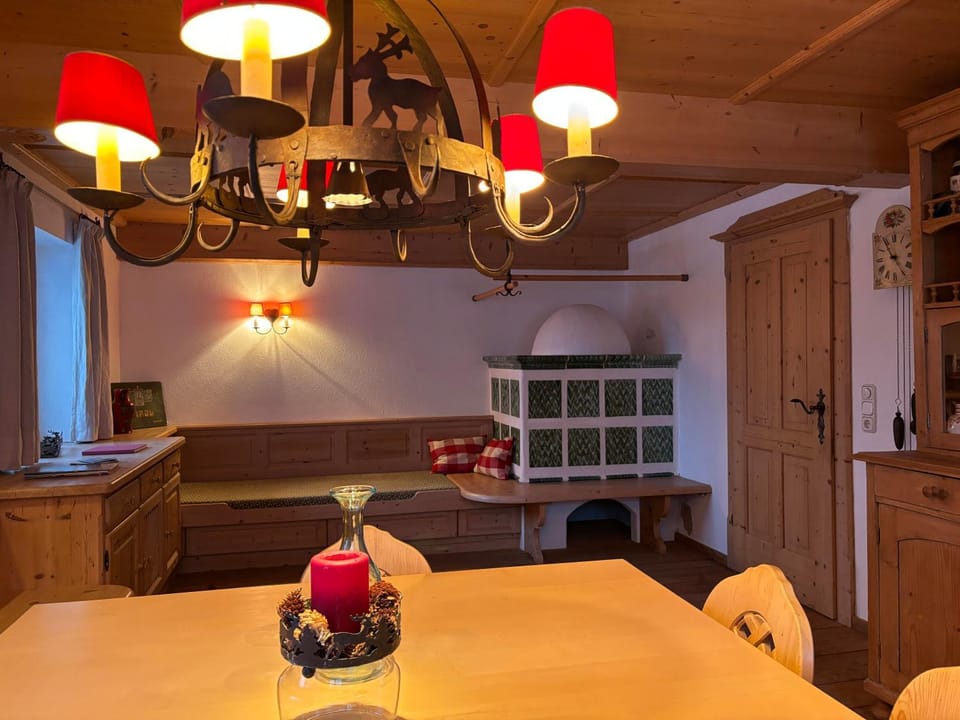 Living room, Seating area, Dining area, fireplace